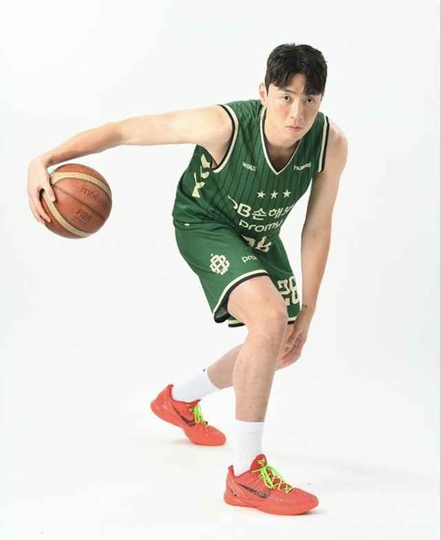 원주 DB의 새로운 홈 유니폼. 강상재가 모델로 나섰다. /사진=원주 DB SNS