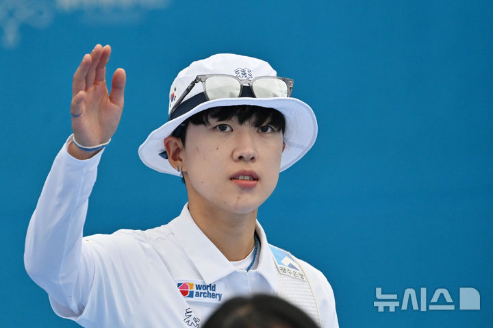 한국 양궁 여자 리커브 국가대표팀 안산이 12일 광주 5·18 민주광장에서 열린 '광주 2025 현대 세계선수권대회' 여자 개인전에서 관중석에 인사하고 있다. /사진=뉴시스 제공