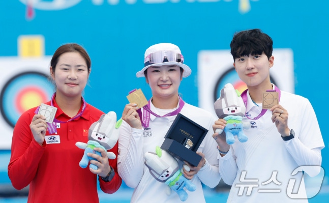한국 양궁 여자 리커브 국가대표팀 강채영(가운데)과 안산(오른쪽)이 12일 광주 5·18 민주광장에서 열린 '광주 2025 현대 세계선수권대회' 여자 개인전 결승전 포디움에 올라 기념사진을 찍고 있다. 강채영은 금메달, 안산은 동메달이다. /사진=뉴시스 제공