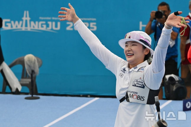 한국 양궁 여자 리커브 국가대표팀 강채영이 12일 광주 5·18 민주광장에서 열린 '광주 2025 현대 세계선수권대회' 여자 개인전 결승 우승을 차지하고 기뻐하고 있다. /사진=뉴시스 제공