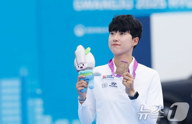 한국 양궁 여자 리커브 국가대표팀 안산이 12일 광주 5·18 민주광장에서 열린 '광주 2025 현대 세계선수권대회' 여자 개인전 동메달을 들고 미소 짓고 있다. /사진=뉴스1 제공