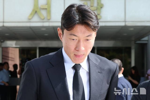 축구선수 황의조가 지난 4일 서울 서초구 서울중앙지방법원에서 열린 불법촬영 등 혐의 항소심 선고를 마치고 법원을 나서고 있다. /사진=뉴시스 제공
