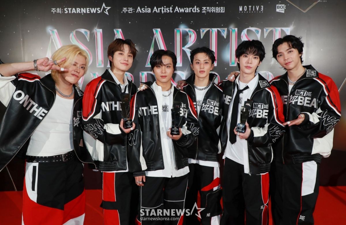 그룹 NCT 127이 27일 오후 태국 방콕 임팩트 챌린저 홀 1-2(IMPACT Challenger Hall 1-2)에서 진행된 '제9회 아시아 아티스트 어워즈'(The 9th Asia Artist Awards, 이하 'AAA 2024')에서 AAA 베스트 아티스트, 올해의 무대, 베스트 초이스(도영)상을 수상한 뒤 포즈를 취하고 있다. /2024.12.27 /사진=이동훈 photoguy@