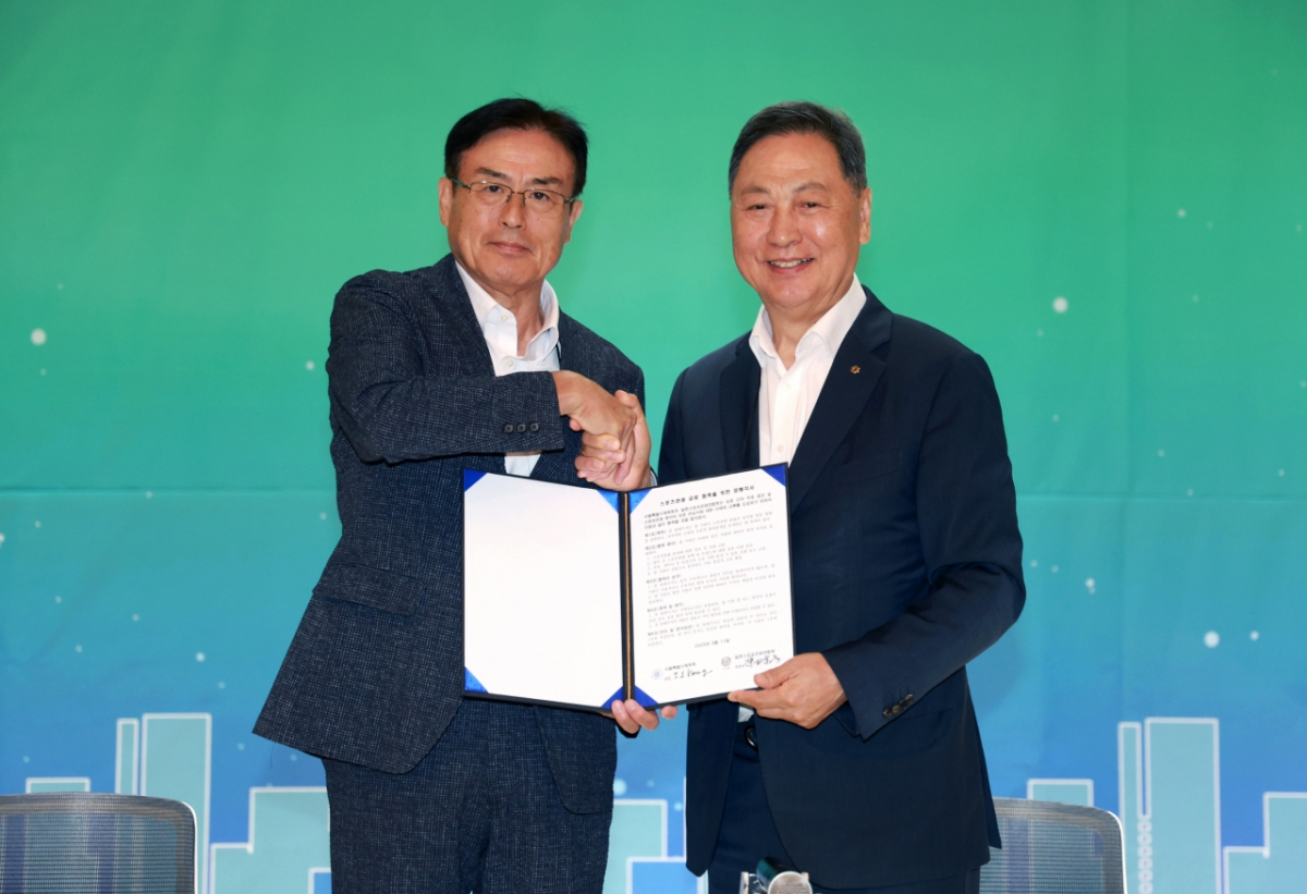 강태선(오른쪽) 서울특별시체육회장과 하라다 무네히코 일본스포츠관광연합회장. /사진=서울특별시체육회 제공