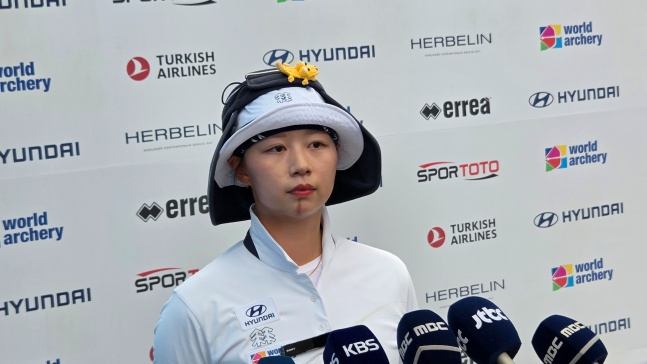 한국 양궁 여자 리커브 국가대표팀 임시현이 12일 광주 5·18 민주광장에서 열린 '광주 2025 현대 세계선수권대회' 여자 개인전 8강에서 탈락하고 취재진과 인터뷰하고 있다. /사진=김동윤 기자