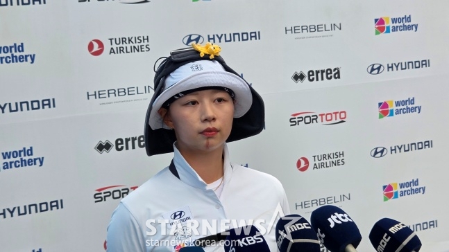 한국 양궁 여자 리커브 국가대표팀 임시현이 12일 광주 5·18 민주광장에서 열린 '광주 2025 현대 세계선수권대회' 여자 개인전 8강에서 탈락하고 취재진과 인터뷰하고 있다. /사진=김동윤 기자