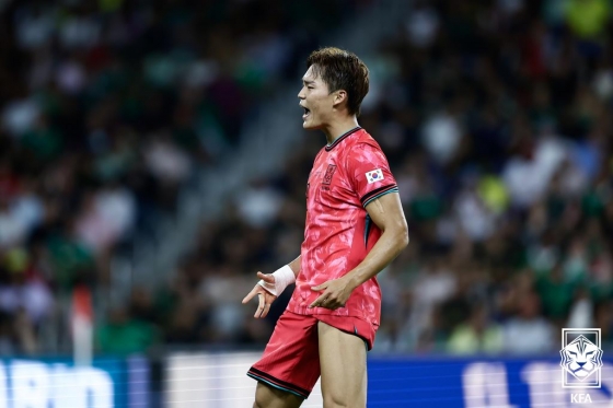 대한민국 국가대표 공격수 오현규(KRC헹크)가 10일(한국시간) 미국 테네시주 내슈빌의 지오디스파크에서 열린 멕시코와 친선 경기에서 득점 후 왼쪽 무릎을 보이고 있다. /사진=대한축구협회(KFA) 제공