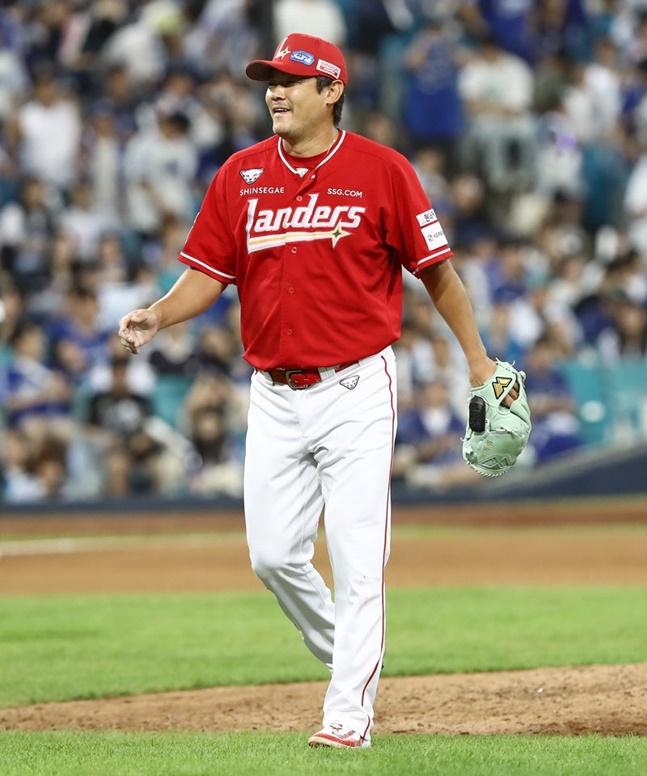 SSG 노경은이 11일 삼성전에서 시즌 30번째 홀드를 수확한 뒤 미소를 짓고 있다. /사진=SSG 랜더스 제공