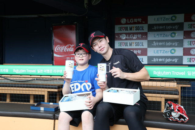 LG 트윈스 외야수 홍창기(오른쪽)와 서윤후 군. 지난 12일 난치병 아동의 특별한 소원을 이루어주는 기관 메이크어위시 코리아와 함께 급성골수성백혈병을 진단을 받은 서윤후 군과 만나 뜻깊은 시간을 보냈다. /사진=LG 트윈스 제공