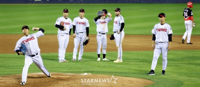 LG 좌완 투수 송승기가 13일 잠실구장에서 열린 2025 신한 SOL 뱅크 KBO 리그 LG 트윈스와 KIA 타이거즈의 경기에서 8회초 김영우에 이어 등판하고 있다. 연습투구를 지켜보는 LG 내야수들. /사진=강영조 선임기자