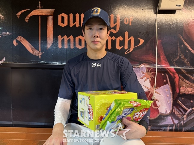 NC 박건우가 13일 창원 두산전 승리 후 스타뉴스와 인터뷰를 하고 있다. /사진=양정웅 기자 