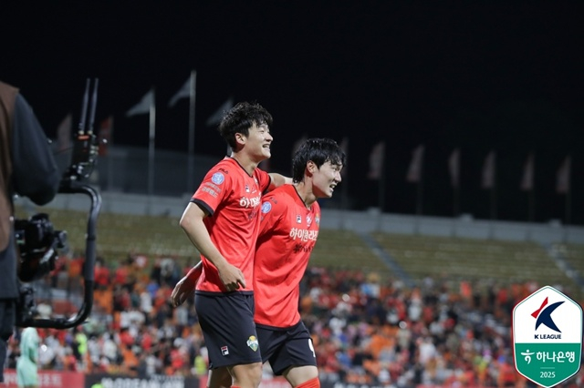 강원의 골 세리머니. /사진=한국프로축구연맹 제공
