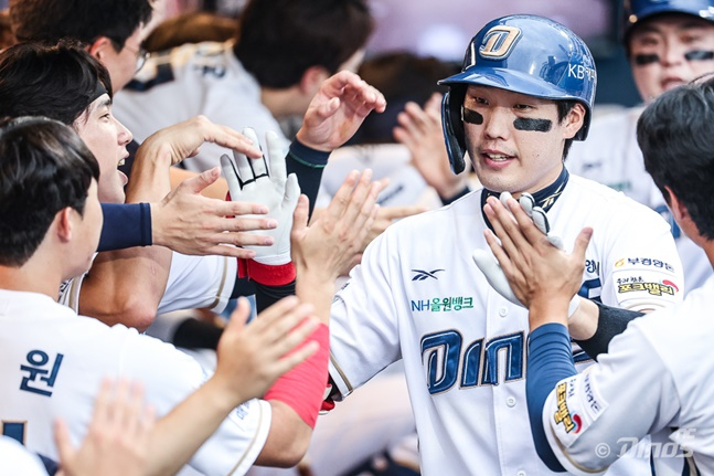NC 도태훈이 13일 창원 두산전에서 2회말 3점 홈런을 터트린 뒤 동료들의 축하를 받고 있다. /사진=NC 다이노스 제공 