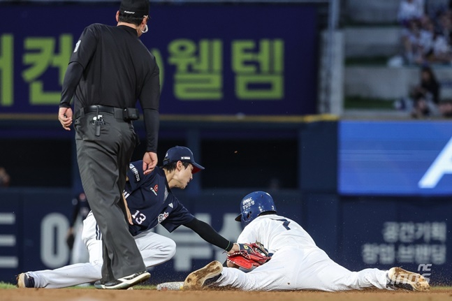 NC 김주원(오른쪽)이 14일 창원 두산전에서 4회말 2루 도루에 성공하고 있다. /사진=NC 다이노스 제공 