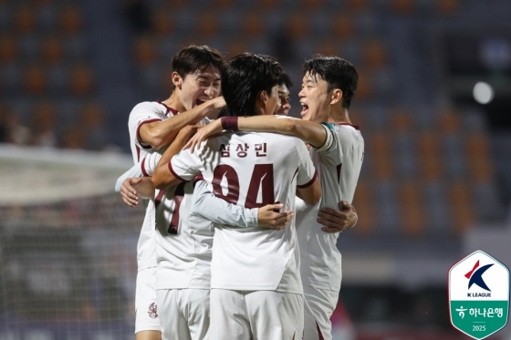 광주FC 선수들이 14일 오후 7시 수원종합운동장에서 열린 하나은행 K리그1 2025 29라운드에서 선제골을 넣고 기뻐하고 있다. /사진=한국프로축구연맹 제공
