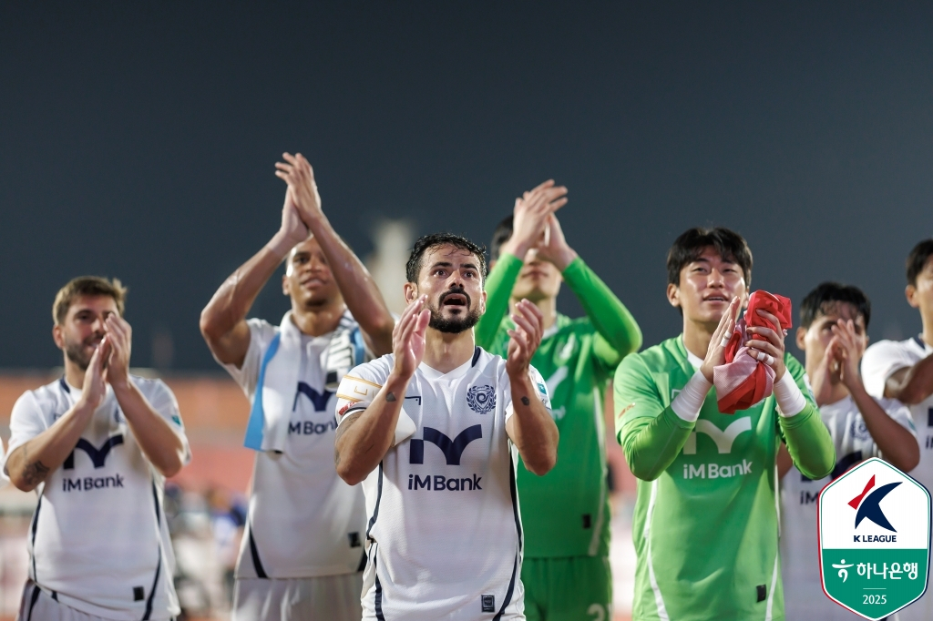 대구FC 선수들이 14일 김천 상무전 승리 후 서포터를 향해 박수치고 있다. /사진=한국프로축구연맹 제공
