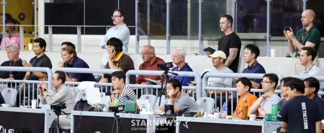 지난 8월 28일 코디 폰세와 송성문을 살피기 위해 고척 스카이돔을 찾았던 메이저리그 스카우트들. /사진=강영조 선임기자