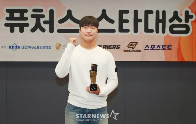 정우주가 지난해 11월 스타뉴스 주최 '퓨처스 스타대상' 시상식에서 야구 부문 대상을 받고 있다. /사진=이동훈 기자