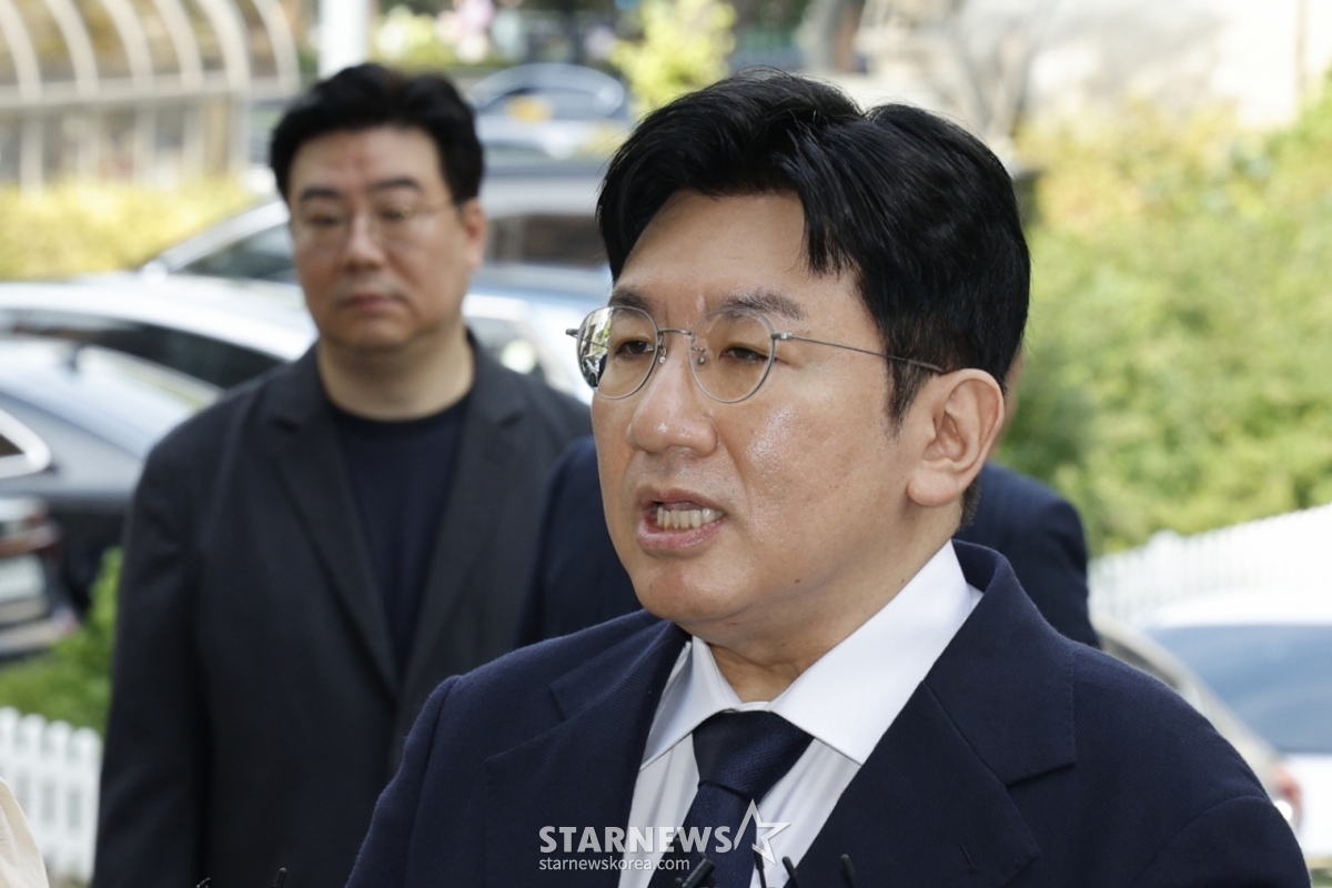 (서울=뉴스1) 안은나 기자 = 방시혁 하이브 의장이 15일 오전 자본시장법 위반 혐의(사기적 부정거래) 관련 조사를 받기 위해 마포구 서울경찰청 금융범죄수사대에 출석하며 취재진 질문에 답하고 있다. 2025.9.15/뉴스1 Copyright © 뉴스1. All rights reserved. 무단 전재 및 재배포, AI학습 이용 금지. /사진=(서울=뉴스1) 안은나 기자