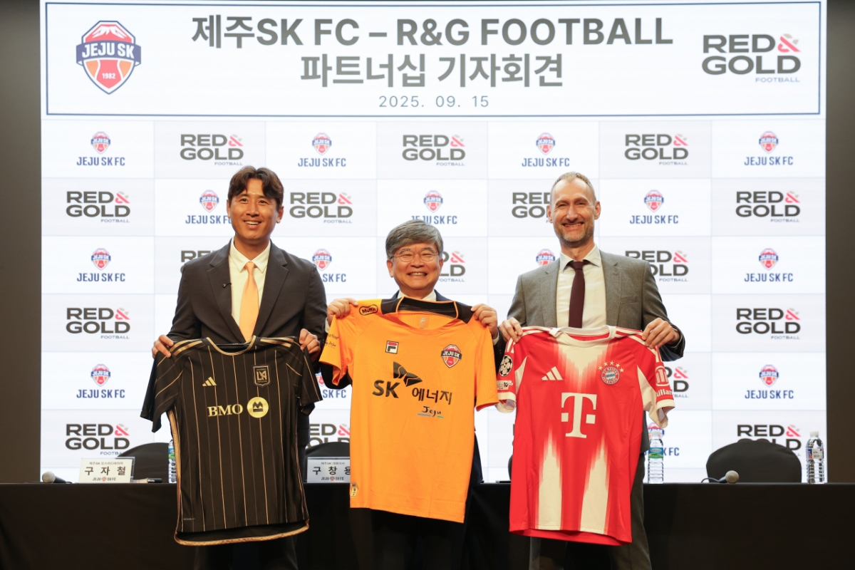 15일 오전 10시 서울 마포구 상암동 스탠포드호텔코리아 그랜드볼룸홀에서 '제주 SK-R&G(Red & Gold Football) 풋볼 파트너십' 기자회견이 열렸다. (왼쪽부터) 구자철 제주SK 유스어드바이저, 구창용 제주SK 대표이사, 요헨 자우어 R&G 대표이사. /사진=제주 SK 제공