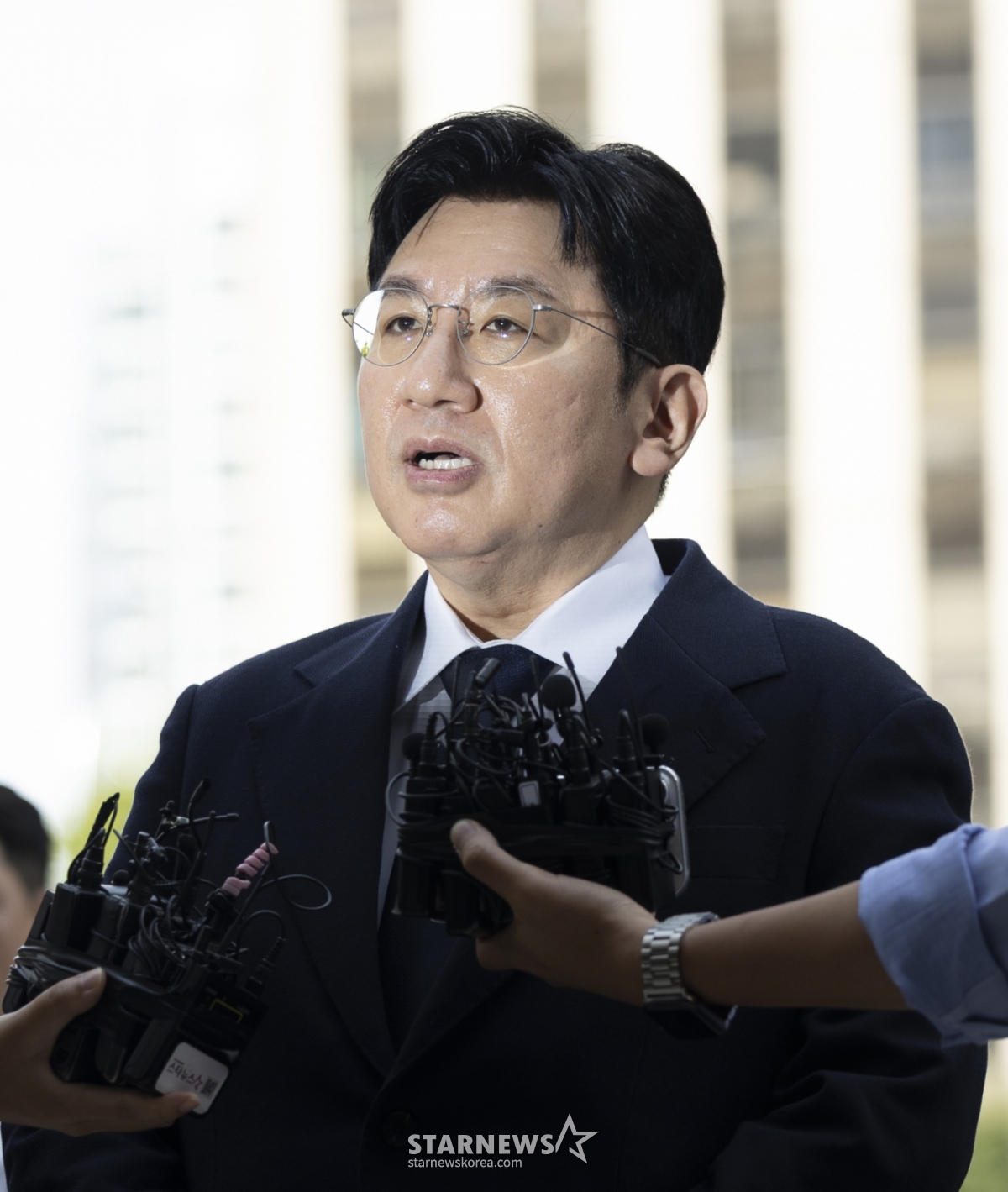 [서울=뉴시스] 김근수 기자 = 방시혁 하이브 의장이 15일 오전 서울 마포구 서울경찰청 광역수사단 금융범죄수사대에서 조사를 받기 위해 출석하기 전 취재진 질문에 답하고 있다.   방 의장은 하이브 상장 전인 2019년 기존 하이브 투자자들에게 기업공개(IPO) 계획이 없다고 한 뒤 자신과 관계있는 사모펀드가 설립한 특수목적법인(SPC)에 지분을 팔도록 한 혐의를 받는다. 2025.09.15. ks@newsis.com /사진=김근수