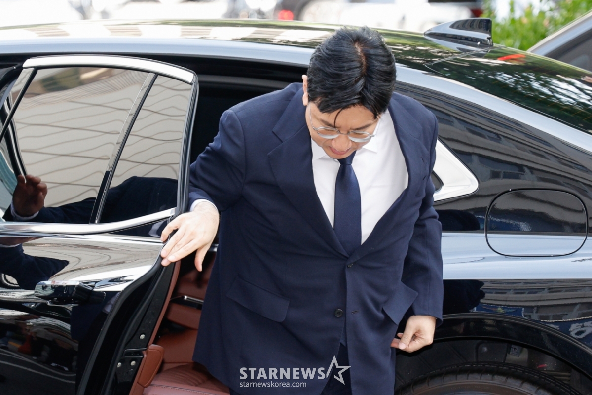 (서울=뉴스1) 안은나 기자 = 방시혁 하이브 의장이 15일 오전 자본시장법 위반 혐의(사기적 부정거래) 관련 조사를 받기 위해 마포구 서울경찰청 금융범죄수사대에 출석하고 있다. 2025.9.15/뉴스1  Copyright © 뉴스1. All rights reserved. 무단 전재 및 재배포,  AI학습 이용 금지. /사진=(서울=뉴스1) 안은나 기자