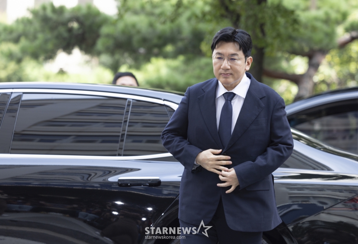 [서울=뉴시스] 김근수 기자 = 방시혁 하이브 의장이 15일 오전 서울 마포구 서울경찰청 광역수사단 금융범죄수사대에서 조사를 받기 위해 출석하고 있다.   방 의장은 하이브 상장 전인 2019년 기존 하이브 투자자들에게 기업공개(IPO) 계획이 없다고 한 뒤 자신과 관계있는 사모펀드가 설립한 특수목적법인(SPC)에 지분을 팔도록 한 혐의를 받는다. 2025.09.15. ks@newsis.com /사진=김근수