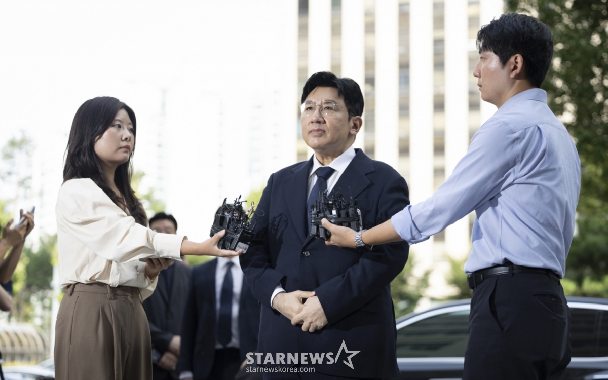 [서울=뉴시스] 김근수 기자 = 방시혁 하이브 의장이 15일 오전 서울 마포구 서울경찰청 광역수사단 금융범죄수사대에서 조사를 받기 위해 출석하기 전 취재진 질문에 답하고 있다.   방 의장은 하이브 상장 전인 2019년 기존 하이브 투자자들에게 기업공개(IPO) 계획이 없다고 한 뒤 자신과 관계있는 사모펀드가 설립한 특수목적법인(SPC)에 지분을 팔도록 한 혐의를 받는다. 2025.09.15. ks@newsis.com /사진=김근수