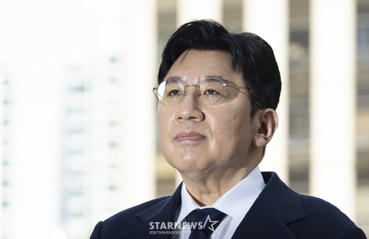 [서울=뉴시스] 김근수 기자 = 방시혁 하이브 의장이 15일 오전 서울 마포구 서울경찰청 광역수사단 금융범죄수사대에서 조사를 받기 위해 출석하기 전 취재진 질문에 답하고 있다.   방 의장은 하이브 상장 전인 2019년 기존 하이브 투자자들에게 기업공개(IPO) 계획이 없다고 한 뒤 자신과 관계있는 사모펀드가 설립한 특수목적법인(SPC)에 지분을 팔도록 한 혐의를 받는다. 2025.09.15. ks@newsis.com /사진=김근수