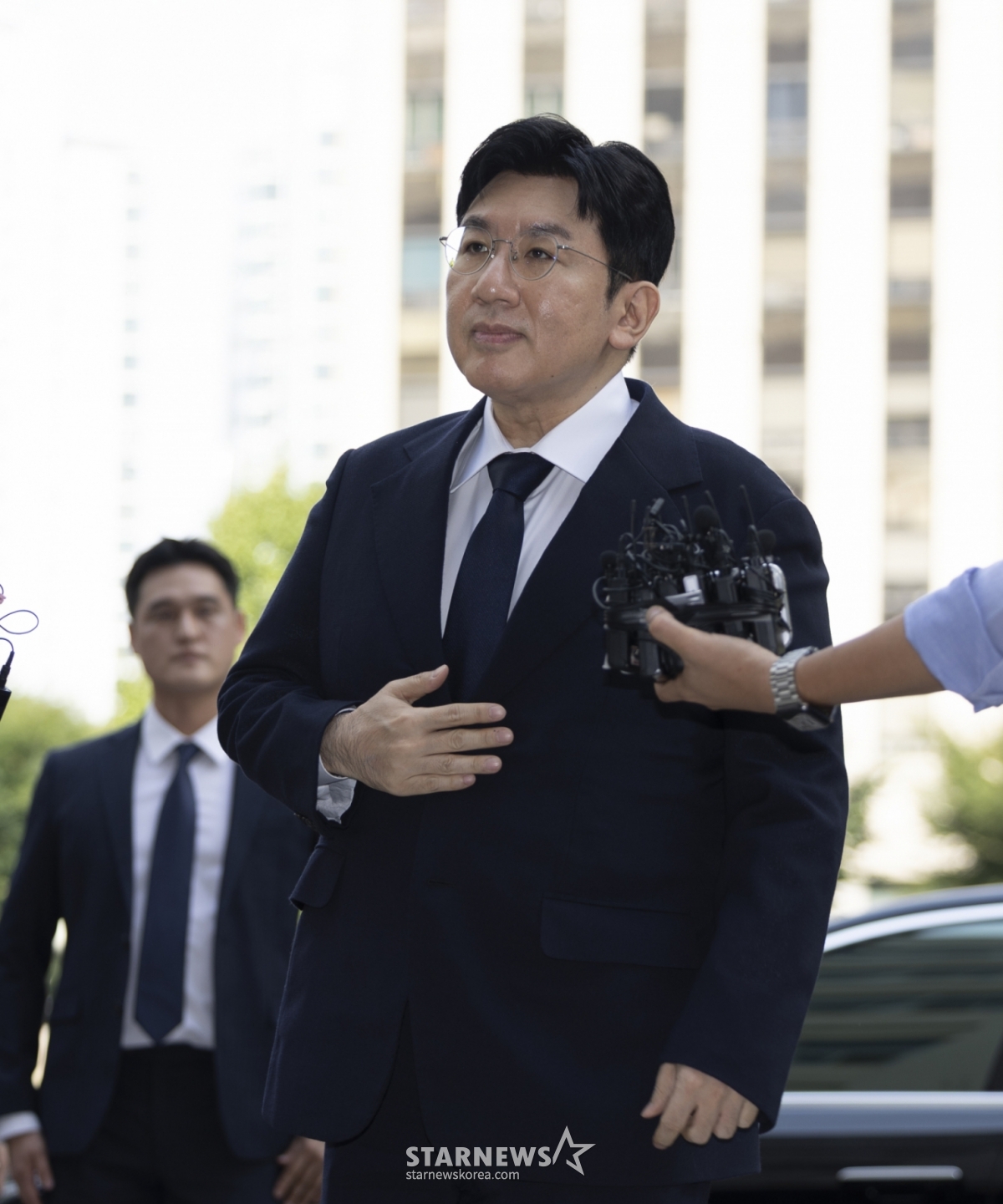 [서울=뉴시스] 김근수 기자 = 방시혁 하이브 의장이 15일 오전 서울 마포구 서울경찰청 광역수사단 금융범죄수사대에서 조사를 받기 위해 출석하고 있다.   방 의장은 하이브 상장 전인 2019년 기존 하이브 투자자들에게 기업공개(IPO) 계획이 없다고 한 뒤 자신과 관계있는 사모펀드가 설립한 특수목적법인(SPC)에 지분을 팔도록 한 혐의를 받는다. 2025.09.15. ks@newsis.com /사진=김근수