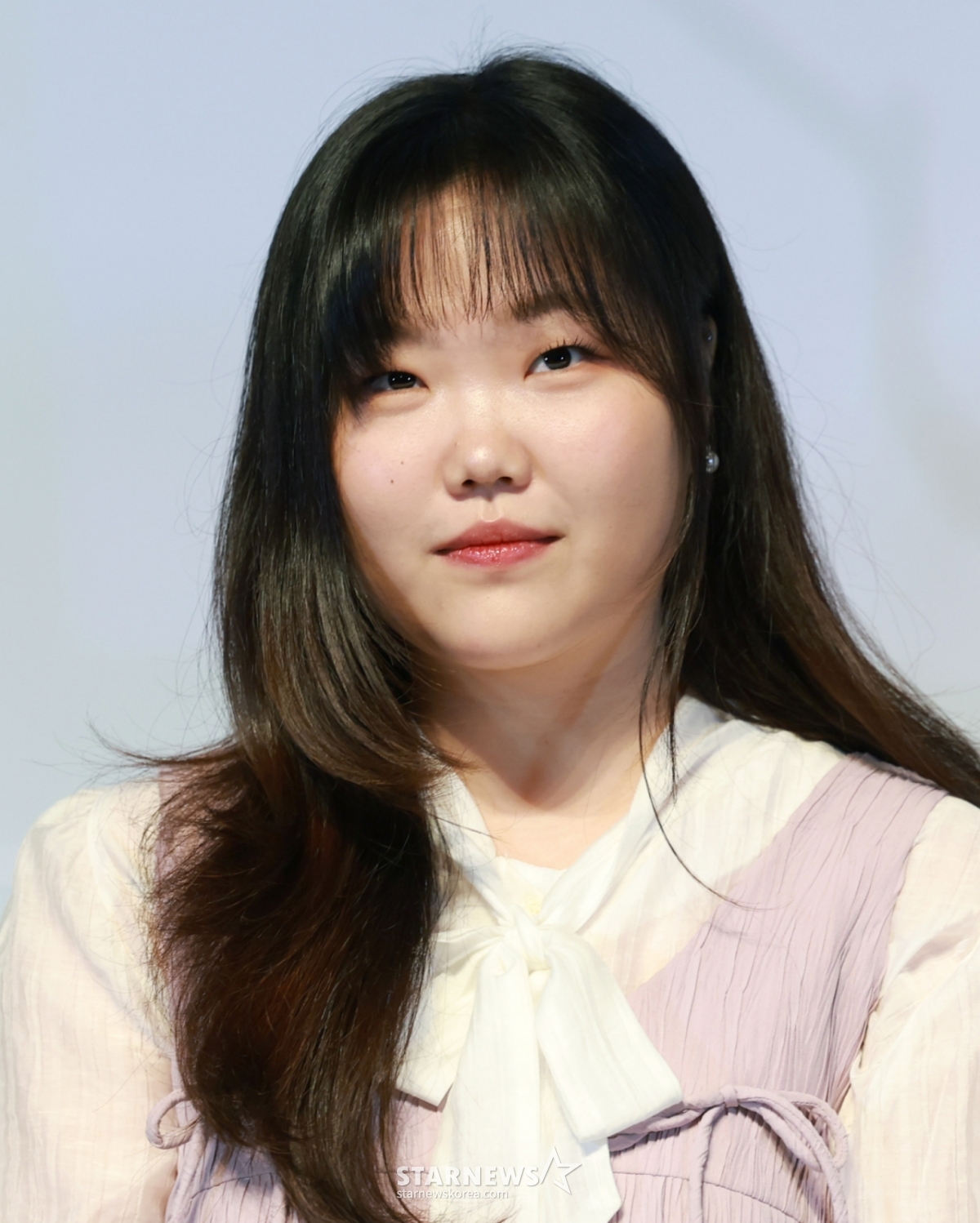 (서울=뉴스1) 권현진 기자 = 가수 이수현이 15일 서울 송파구 롯데월드시네마에서 열린 애니메이션 영화 '연의 편지'(감독 김용환) 시사회 및 기자간담회에 참석해 객석을 바라보고 있다.  '연의 편지'는 책상 서랍에서 우연히 의문의 편지를 발견하게 된 전학생 ‘소리’가 편지 속 힌트로 이어지는 다음 편지들을 찾아가며 벌어지는 이야기를 담았다. 2025.9.15/뉴스1  Copyright © 뉴스1. All rights reserved. 무단 전재 및 재배포,  AI학습 이용 금지. /사진=(서울=뉴스1) 권현진 기자