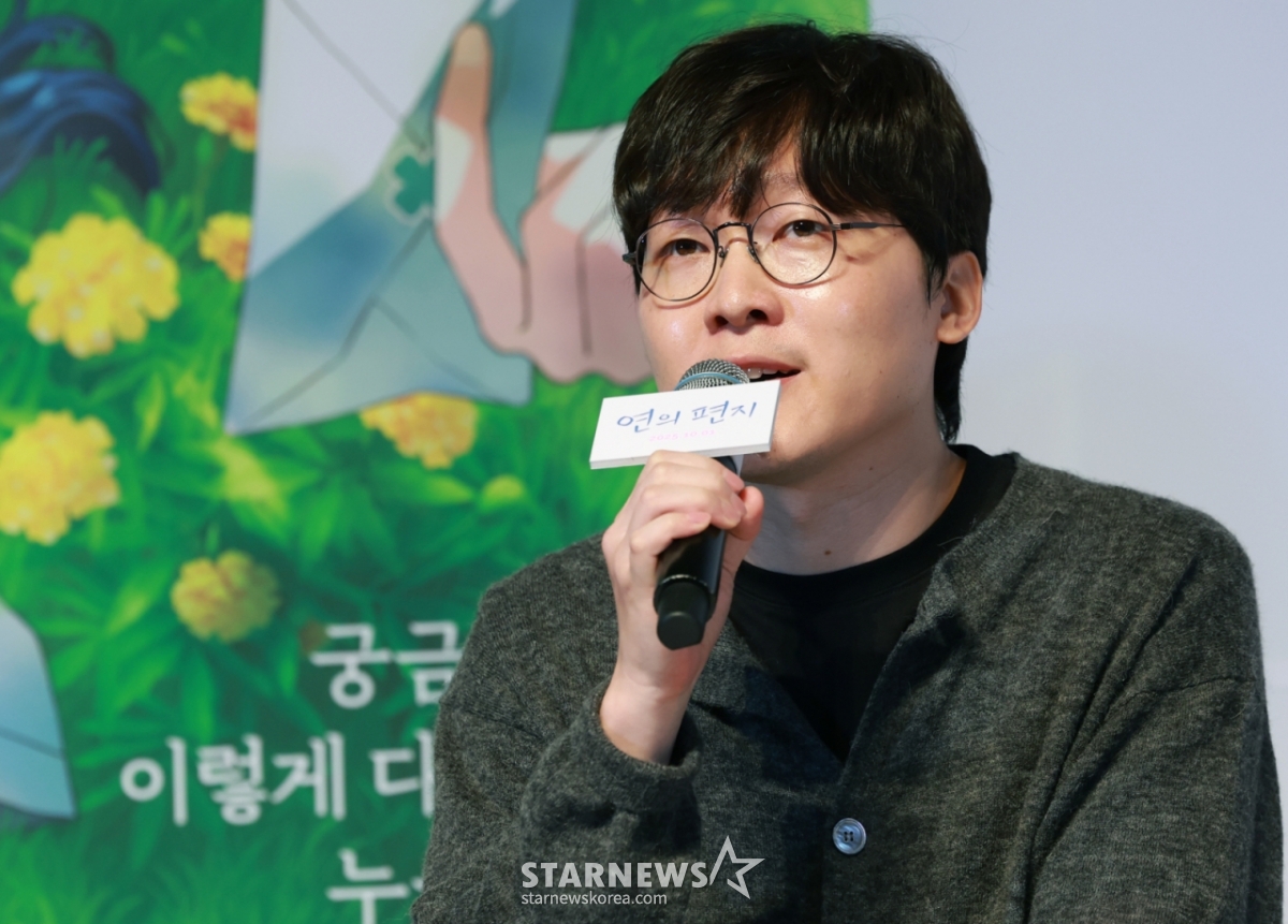 (서울=뉴스1) 권현진 기자 = 김용환 감독이 15일 서울 송파구 롯데월드시네마에서 열린 애니메이션 영화 '연의 편지' 시사회 및 기자간담회에 참석해 인사말을 하고 있다.  '연의 편지'는 책상 서랍에서 우연히 의문의 편지를 발견하게 된 전학생 ‘소리’가 편지 속 힌트로 이어지는 다음 편지들을 찾아가며 벌어지는 이야기를 담았다. 2025.9.15/뉴스1  Copyright © 뉴스1. All rights reserved. 무단 전재 및 재배포,  AI학습 이용 금지. /사진=(서울=뉴스1) 권현진 기자
