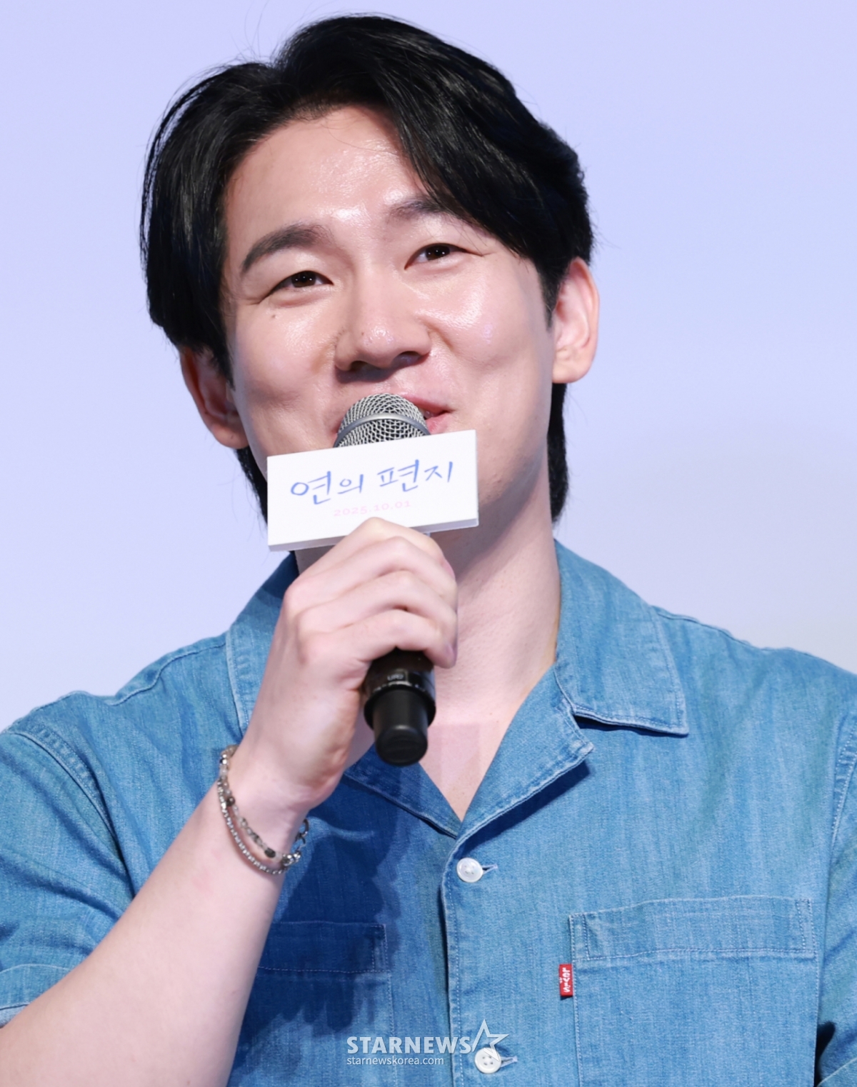 (서울=뉴스1) 권현진 기자 = 성우 민승우가 15일 서울 송파구 롯데월드시네마에서 열린 애니메이션 영화 '연의 편지'(감독 김용환) 시사회 및 기자간담회에 참석해 취재진 질문에 답하고 있다.  '연의 편지'는 책상 서랍에서 우연히 의문의 편지를 발견하게 된 전학생 ‘소리’가 편지 속 힌트로 이어지는 다음 편지들을 찾아가며 벌어지는 이야기를 담았다. 2025.9.15/뉴스1  Copyright © 뉴스1. All rights reserved. 무단 전재 및 재배포,  AI학습 이용 금지. /사진=(서울=뉴스1) 권현진 기자