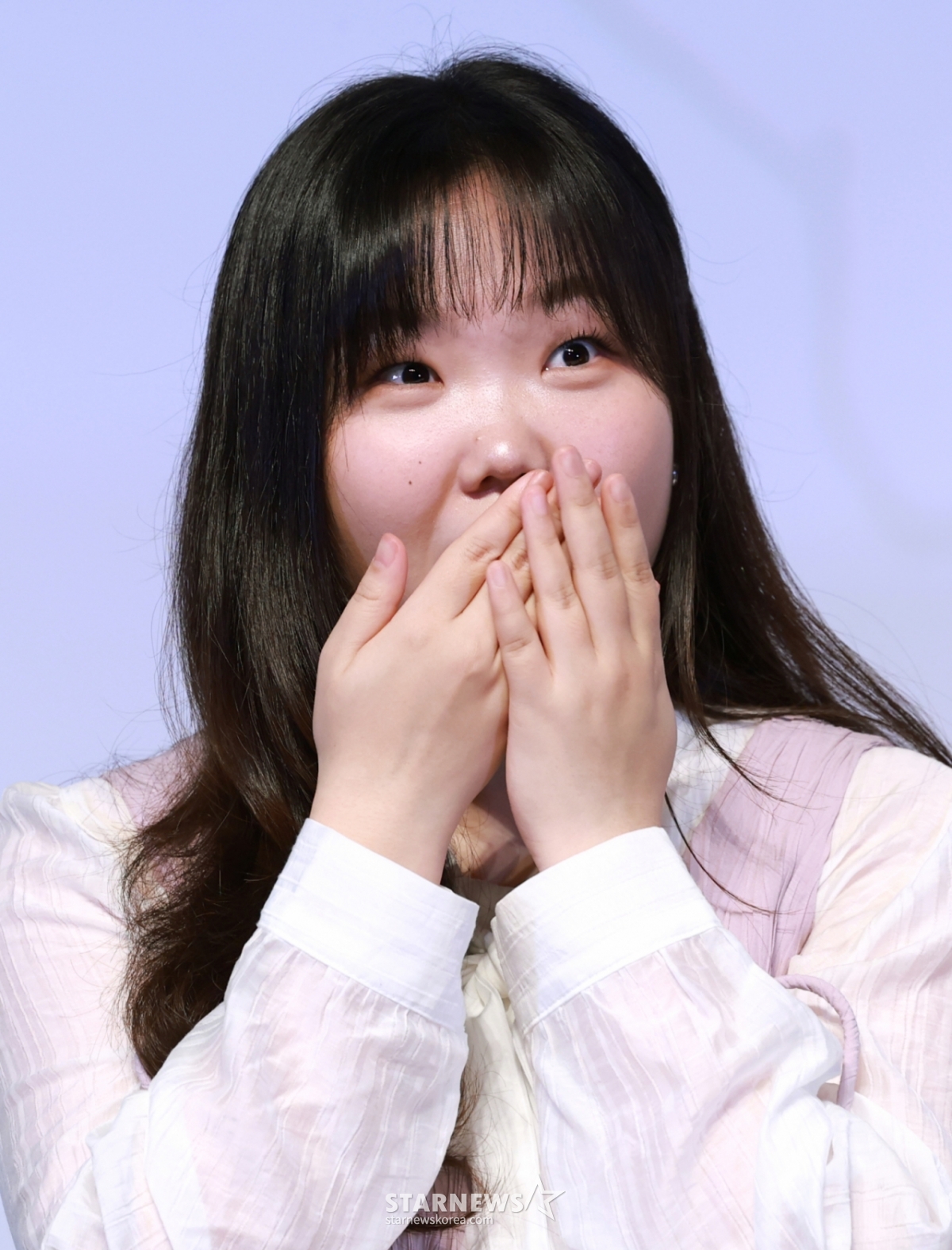 (서울=뉴스1) 권현진 기자 = 가수 이수현이 15일 서울 송파구 롯데월드시네마에서 열린 애니메이션 영화 '연의 편지'(감독 김용환) 시사회 및 기자간담회에 참석해 매력을 발산하고 있다.  '연의 편지'는 책상 서랍에서 우연히 의문의 편지를 발견하게 된 전학생 ‘소리’가 편지 속 힌트로 이어지는 다음 편지들을 찾아가며 벌어지는 이야기를 담았다. 2025.9.15/뉴스1  Copyright © 뉴스1. All rights reserved. 무단 전재 및 재배포,  AI학습 이용 금지. /사진=(서울=뉴스1) 권현진 기자