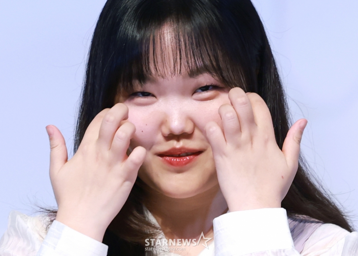(서울=뉴스1) 권현진 기자 = 가수 이수현이 15일 서울 송파구 롯데월드시네마에서 열린 애니메이션 영화 '연의 편지'(감독 김용환) 시사회 및 기자간담회에 참석해 미소를 짓고 있다.  '연의 편지'는 책상 서랍에서 우연히 의문의 편지를 발견하게 된 전학생 ‘소리’가 편지 속 힌트로 이어지는 다음 편지들을 찾아가며 벌어지는 이야기를 담았다. 2025.9.15/뉴스1  Copyright © 뉴스1. All rights reserved. 무단 전재 및 재배포,  AI학습 이용 금지. /사진=(서울=뉴스1) 권현진 기자
