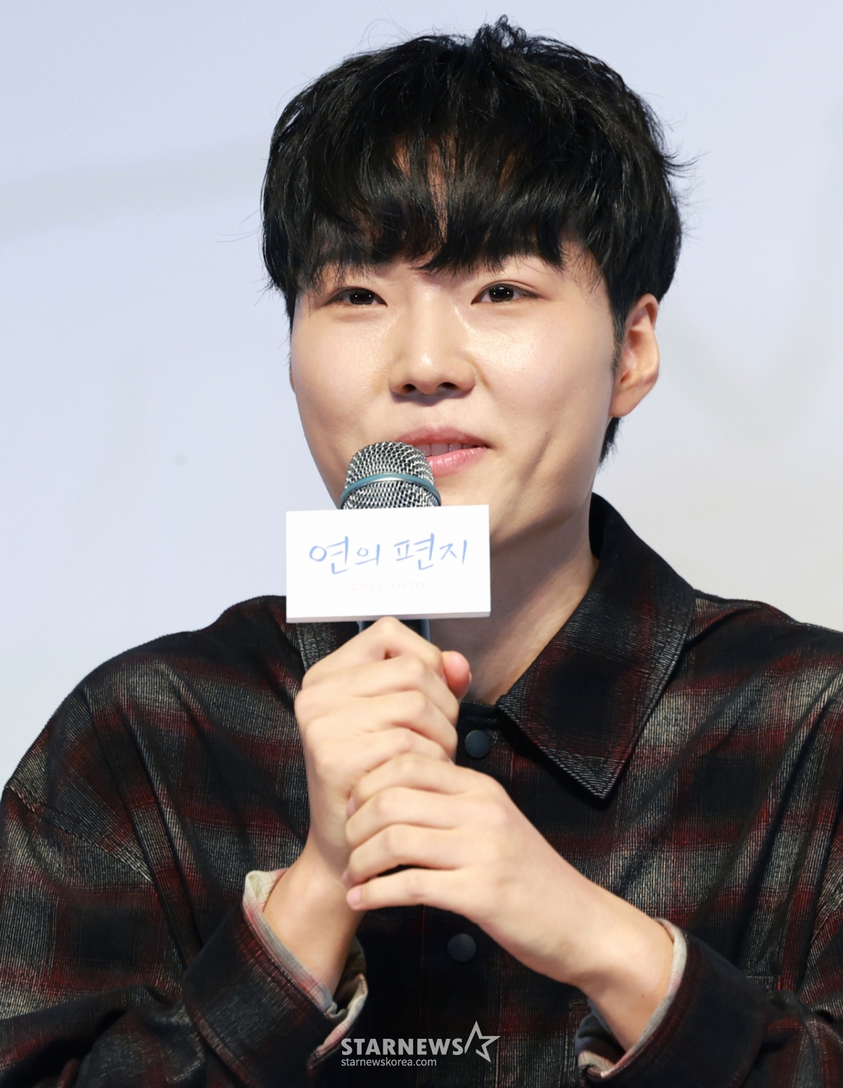 (서울=뉴스1) 권현진 기자 = 배우 김민주가 15일 서울 송파구 롯데월드시네마에서 열린 애니메이션 영화 '연의 편지'(감독 김용환) 시사회 및 기자간담회에 참석해 인사말을 하고 있다.  '연의 편지'는 책상 서랍에서 우연히 의문의 편지를 발견하게 된 전학생 ‘소리’가 편지 속 힌트로 이어지는 다음 편지들을 찾아가며 벌어지는 이야기를 담았다. 2025.9.15/뉴스1  Copyright © 뉴스1. All rights reserved. 무단 전재 및 재배포,  AI학습 이용 금지. /사진=(서울=뉴스1) 권현진 기자
