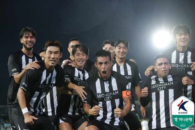 기뻐하는 성남FC 선수단. /사진=한국프로축구연맹 제공