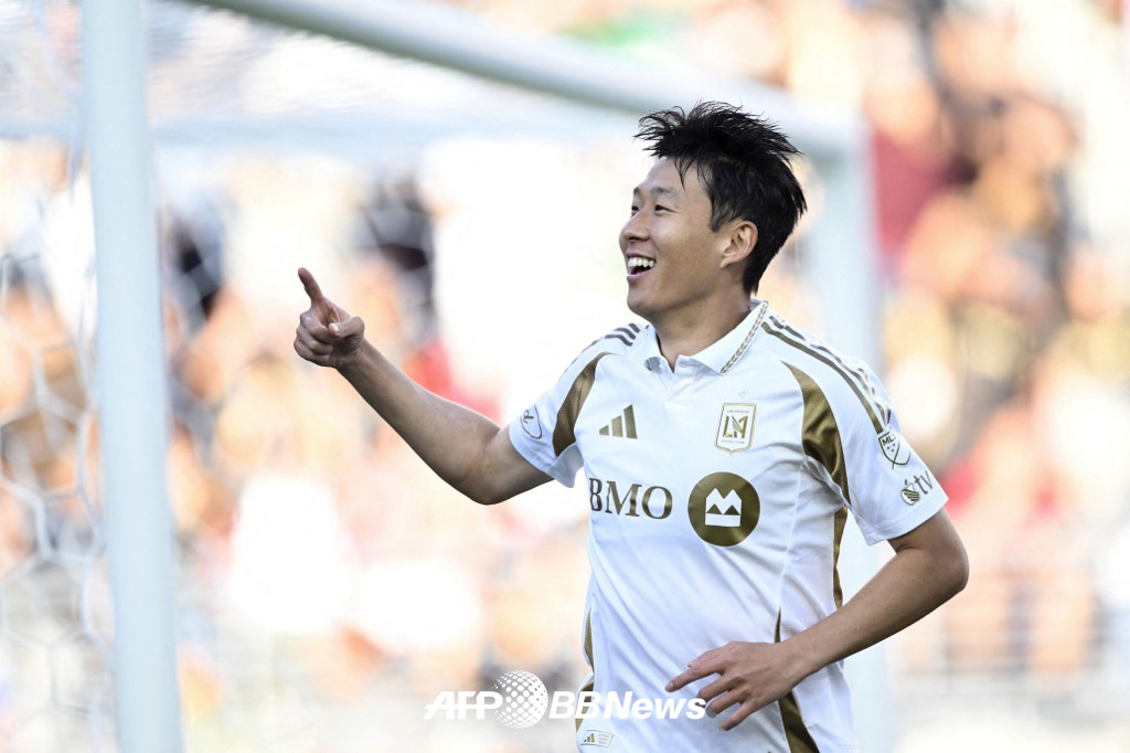 로스앤젤레스(LA)FC 손흥민이 14일 미국 리바이스 스타디움에서 열린 산호세 어스퀘이크스와의 미국 프로축구 메이저리그사커(MLS) 정규리그 원정경기에서 골을 터뜨린 뒤 기뻐하고 있다. /AFPBBNews=뉴스1