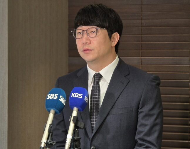양현종 선수협회 회장이 15일 김앤장과 업무협약식을 가진 뒤 인터뷰를 하고 있다. /사진=프로야구선수협회 제공