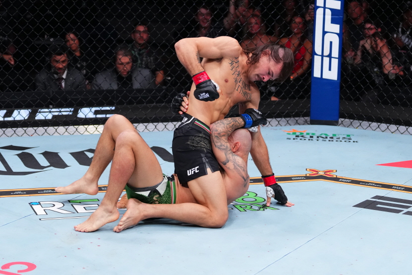 디에고 로페스(왼쪽)가 제앙 실바에게 파운딩을 날리고 있다. /사진=UFC 제공