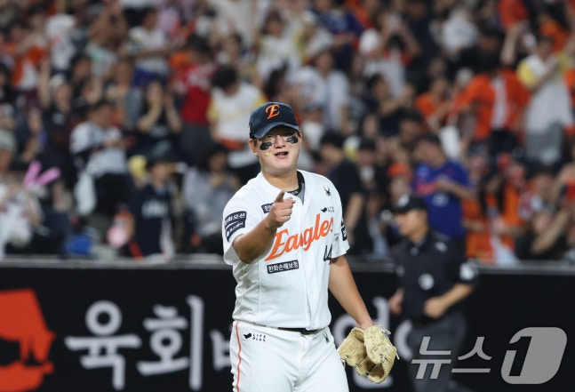15일 오후 대전 한화생명 볼파크에서 열린 프로야구 '2025 신한 SOL뱅크 KBO 리그' 키움 히어로즈와 한화 이글스 경기에서 승리한 한화 투수 김서현이 환호하고 있다. /사진=뉴스1