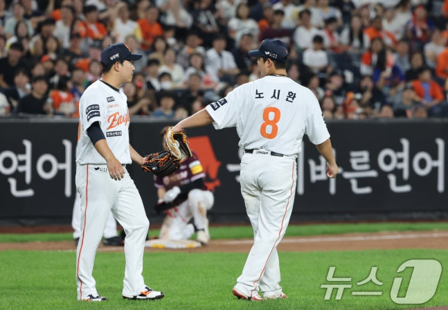 15일 오후 대전 한화생명 볼파크에서 열린 프로야구 '2025 신한 SOL뱅크 KBO 리그' 키움 히어로즈와 한화 이글스 경기에서 8회초 2사 키움 오선진을 3루에서 아웃 시킨 한화 3루수 노시환과 투수 주현상이 글러브를 맞대고 있다. /사진=뉴스1