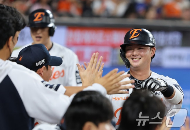 15일 오후 대전 한화생명 볼파크에서 열린 프로야구 '2025 신한 SOL뱅크 KBO 리그' 키움 히어로즈와 한화 이글스 경기에서 2회말 1사 만루 한화 황영묵의 2타점 적시타로 득점한 이도윤이 더그아웃에서 기뻐하고 있다. /사진=뉴스1