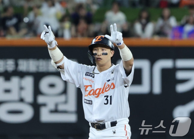 15일 오후 대전 한화생명 볼파크에서 열린 프로야구 '2025 신한 SOL뱅크 KBO 리그' 키움 히어로즈와 한화 이글스 경기에서 4회말 무사 만루 한화 손아섭이 2타점 2루타를 치고 베이스에 안착해 환호하고 있다. /사진=뉴스1