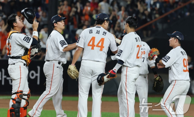 15일 오후 대전 한화생명 볼파크에서 열린 프로야구 '2025 신한 SOL뱅크 KBO 리그' 키움 히어로즈와 한화 이글스 경기에서 승리한 한화 선수들이 자축하고 있다. /사진=뉴스1
