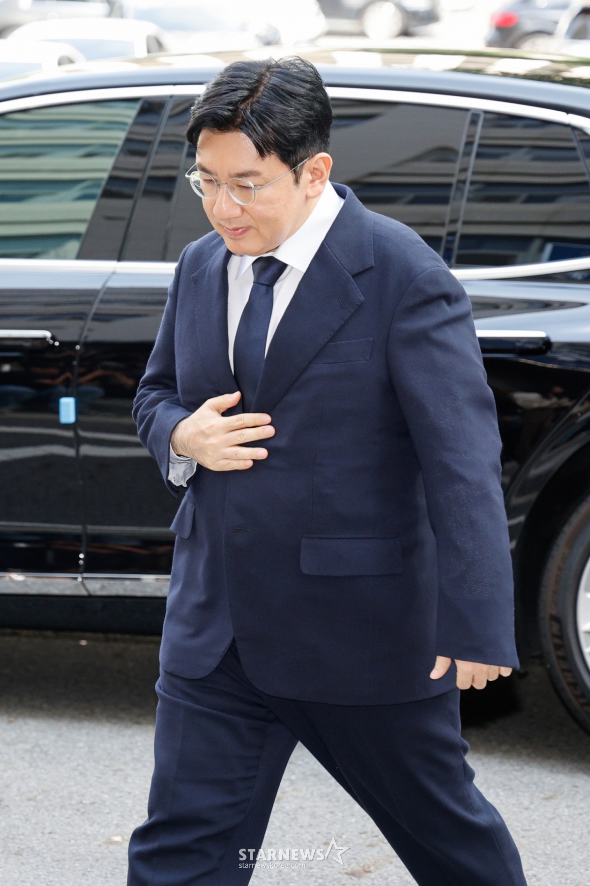 (서울=뉴스1) 안은나 기자 = 방시혁 하이브 의장이 15일 오전 자본시장법 위반 혐의(사기적 부정거래) 관련 조사를 받기 위해 마포구 서울경찰청 금융범죄수사대에 출석하고 있다. 2025.9.15/뉴스1  Copyright © 뉴스1. All rights reserved. 무단 전재 및 재배포,  AI학습 이용 금지. /사진=(서울=뉴스1) 안은나 기자