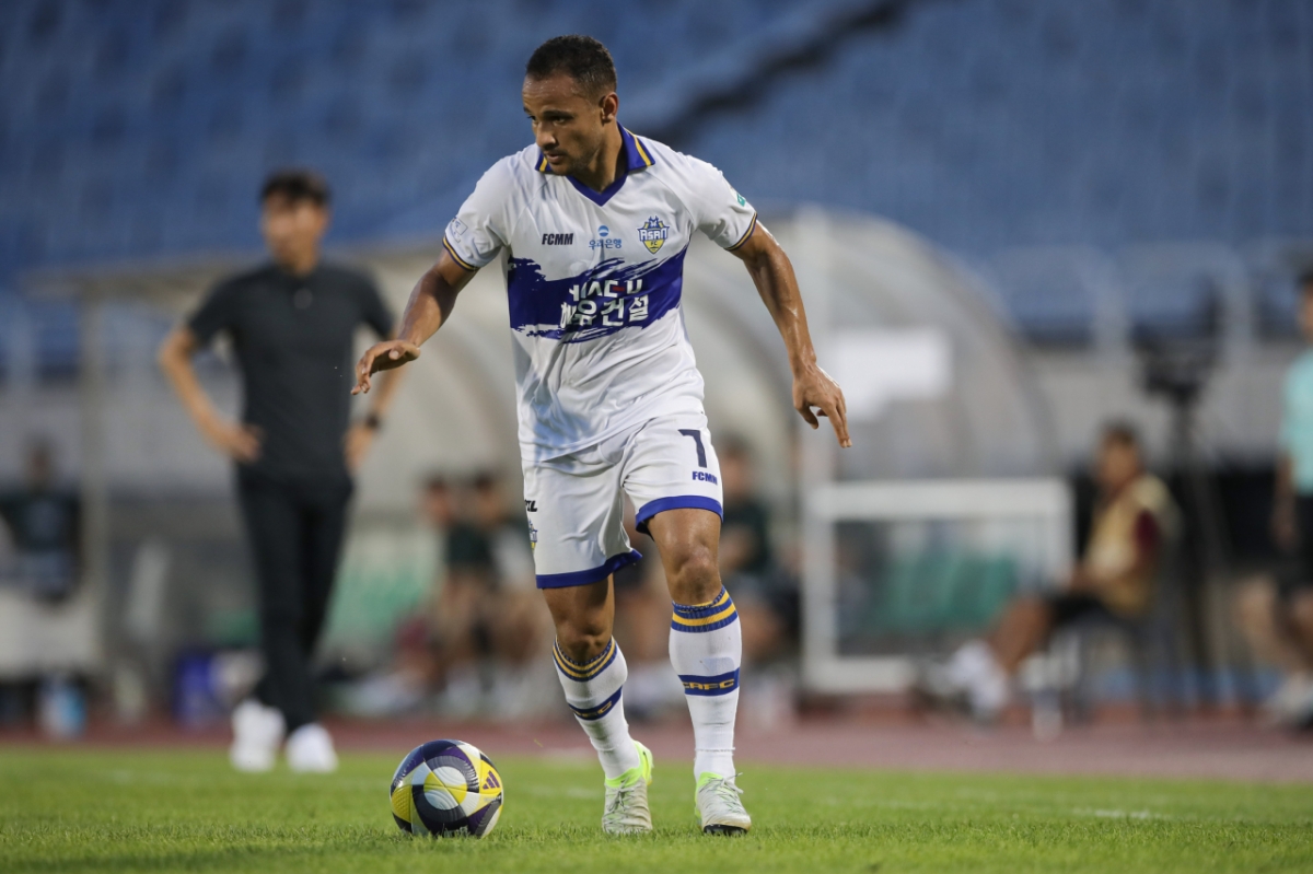 하나은행 K리그2 2025 29라운드 MVP 충남아산 데니손. /사진=한국프로축구연맹 제공