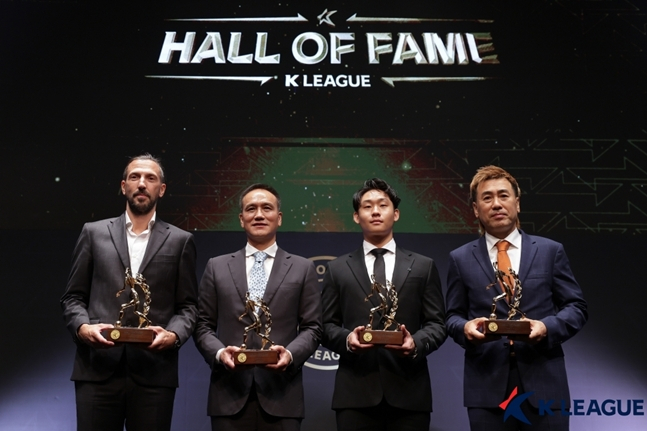 데얀(왼쪽부터), 김주성, 故유상철의 아들 유선우, 김병지. /사진=한국프로축구연맹