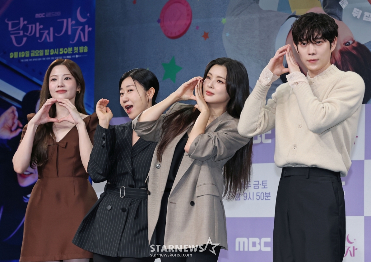 배우 조아람, 라미란, 이선빈, 김영대가 16일 서울 상암동 MBC에서 진행된 새 금토드라마 '달까지 가자' 제작발표회에 참석해 포즈를 취하고 있다.  월급만으론 생존할 수 없는 흙수저 세 여자가 코인 투자에 뛰어들며 벌어지는 하이퍼리얼리즘 생존 드라마 '달까지 가자'는 오는 19일 첫 방송된다. /2025.09.16 /사진=이동훈 photoguy@