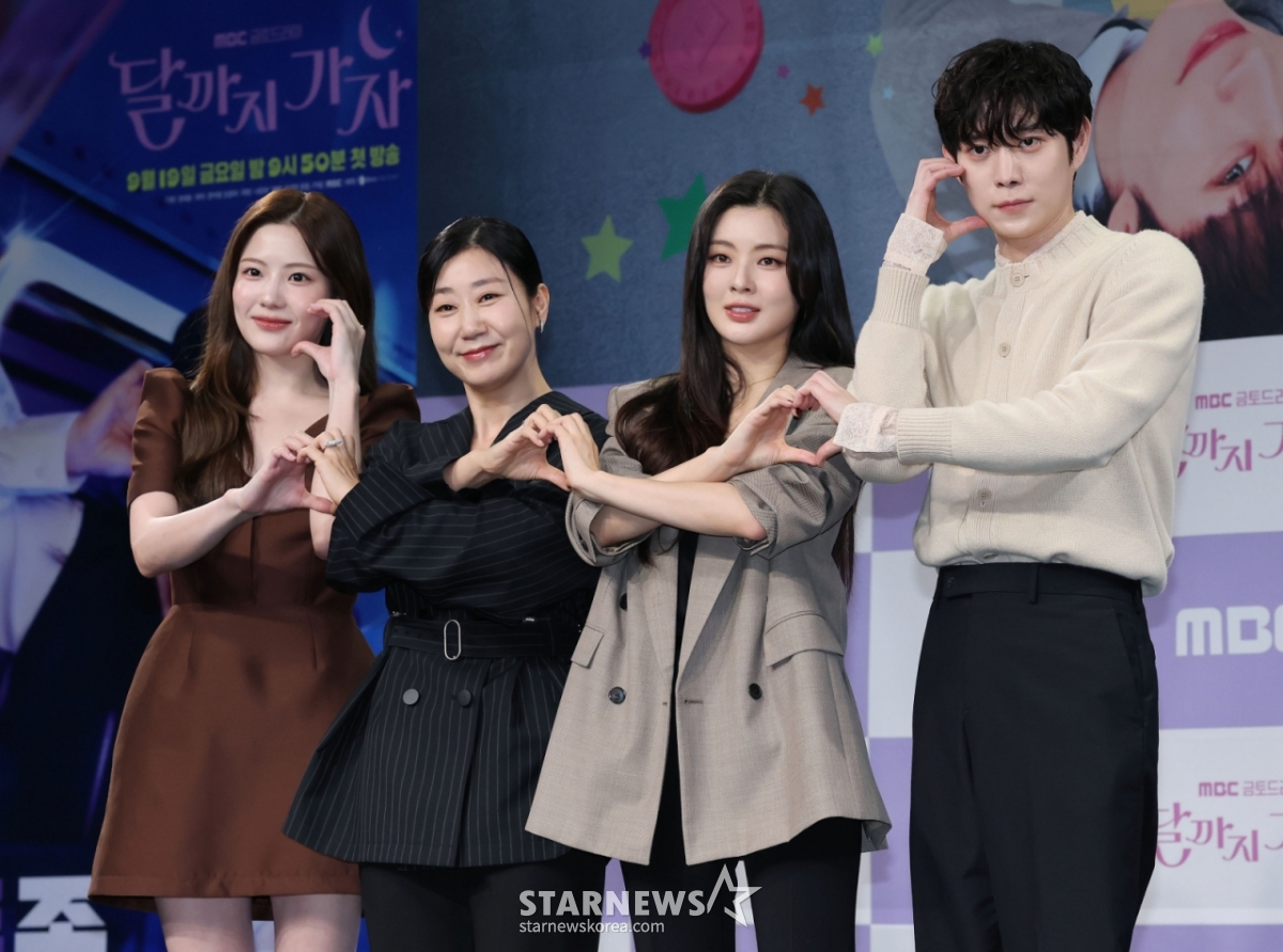 배우 조아람, 라미란, 이선빈, 김영대가 16일 서울 상암동 MBC에서 진행된 새 금토드라마 '달까지 가자' 제작발표회에 참석해 포즈를 취하고 있다.  월급만으론 생존할 수 없는 흙수저 세 여자가 코인 투자에 뛰어들며 벌어지는 하이퍼리얼리즘 생존 드라마 '달까지 가자'는 오는 19일 첫 방송된다. /2025.09.16 /사진=이동훈 photoguy@